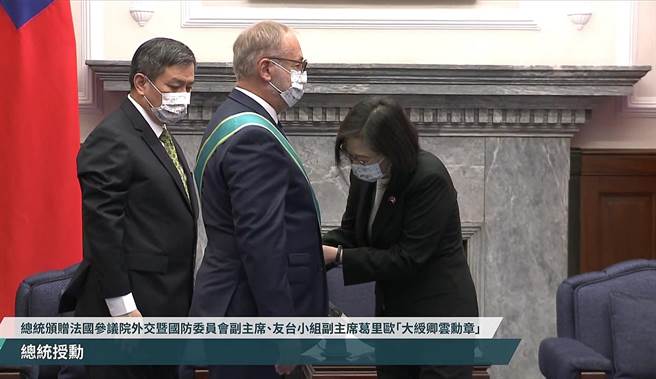 颁授葛里欧勋章，蔡英文：盼加速推动台欧盟签BIA。(截取总统府直播画面)