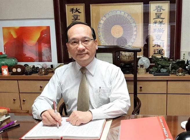 命理师杨登嵙说，民眾利用「天赦日」在住家门口焚香祈求，或是到庙里去祈求、忏悔赦罪，补财库、迎好运。（杨登嵙提供／张妍溱台中传真）