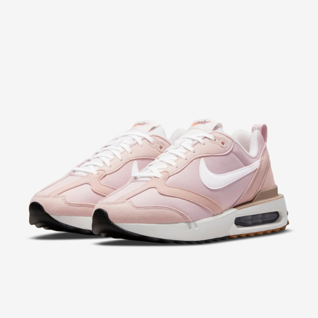 新光三越NIKE WMNS AIR MAX DAWN女款运动休閒鞋，特价2390元。（新光三越提供）