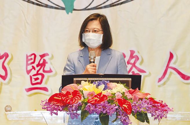 總統蔡英文6日出席「全國產業總工會第七屆會員代表大會」，致詞時表示，感謝行政院團隊排除萬難，即使在疫情期間還是調高基本工資，對於受疫情衝擊較大的中小型企業，如果在調高基本工資有困難，政府也會提供協助，務必讓調高基本工資變成政策當中非常重要的一環，政府也希望能夠持續每一年都有機會調高工資。（資料照／劉宗龍攝）