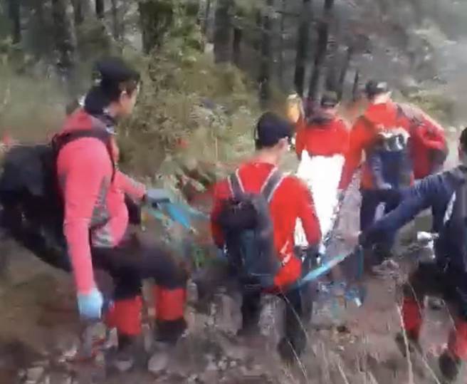 刘女大体由消防弟兄及救难人员等送至梨山卫生所，家属领回新竹后，再报请当地检警进行相验。（台中市消防局提供）