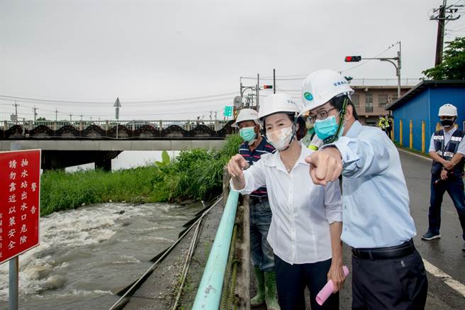 宜蘭縣長林姿妙（右二）今天視察砂仔港2號抽水站，林姿妙盼提早運作的抽水站能保障民眾生命財產安全。（宜蘭縣政府提供／李忠一宜蘭傳真）