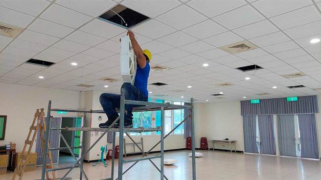 透过更换节能空调主机，也是林口公所的节能作为之一。（林口区公所提供）