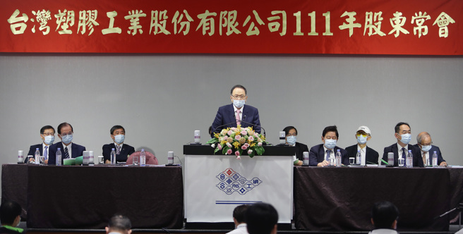 台塑9日举行股东常会，董事长兼总经理林健男表示，国际市场仍有疫情封控、俄乌战争、通货膨胀、升息等变数，加上原料乙、丙烯成本增加影响，对于今年展望，台塑上半年获利比去年同期将略为减少、获利仍可超过半个股本，对下半年的营运展望也不看淡，全年应能保有不错的获利。（季志翔摄）