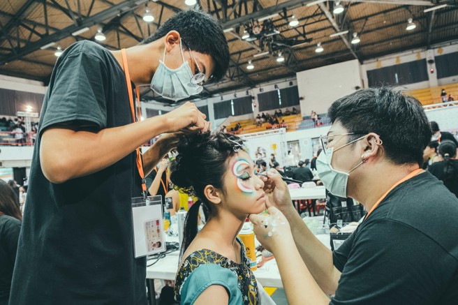 新北鬥豔時尚伸展台，造型設計競賽組學生玩時尚秀創意。(照片/新北教育局提供歷年資料照)