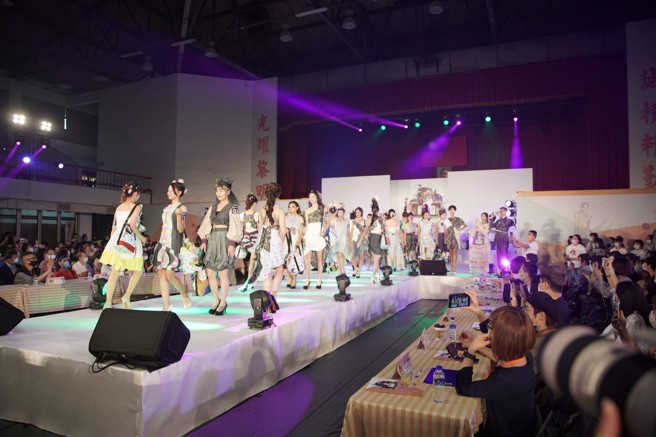 新北鬥豔時尚伸展台，模特兒走秀競賽。(照片/新北教育局提供歷年資料照)