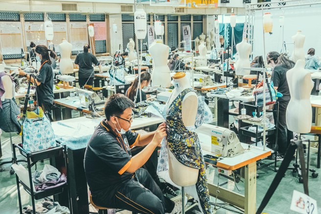 新北鬥豔時尚伸展台讓學生玩時尚，圖為服裝設計競賽組。(照片/新北教育局提供)