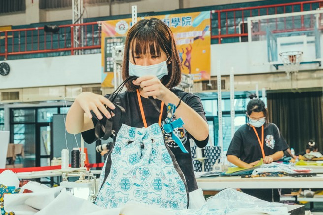  新北鬥豔時尚伸展台讓學生玩時尚，圖為手作創意商品設計組。(照片/新北教育局提供)