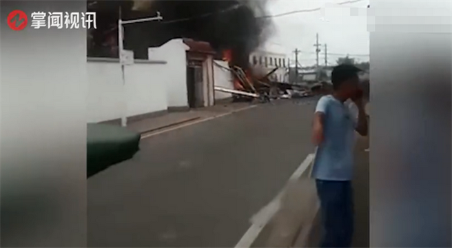 湖北一飞机掉落民房，飞行员跳伞受伤。（中国小康网）