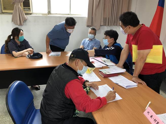 年底選戰金門藍營黨內提名，  69人在縣黨部完成登記參加角逐。（李金生攝）