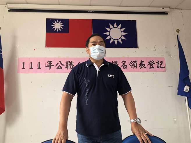 國民黨金門縣黨部主委吳興邦表示，感謝參加黨內提名登記的同志，在國民黨最艱困的時刻願意挺身而出，一起站出來與國民黨一起打拚。（李金生攝)