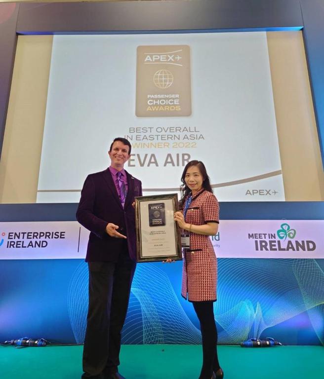 （全球知名航空乘客体验协会APEX 于6月8日在爱尔兰都柏林举行颁奖典礼，长荣航空获得「东亚最佳航空」和 「全球最佳客舱服务」，并得到协会认证「全球五星航空公司」等三大奖项，由长荣航空英国分公司总主任吴幸锦（右）出席领奖。图／长荣航空提供）