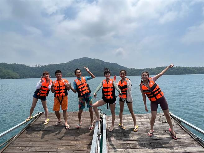 《综艺新时代》最新一集造访南投日月潭，体验养殖总统鱼。（民视提供）