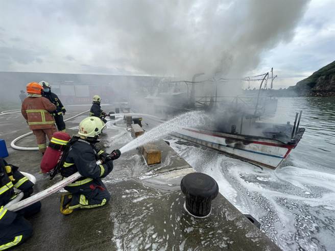 磺港漁港內漁船不明原因起火。（新北市消防局提供）