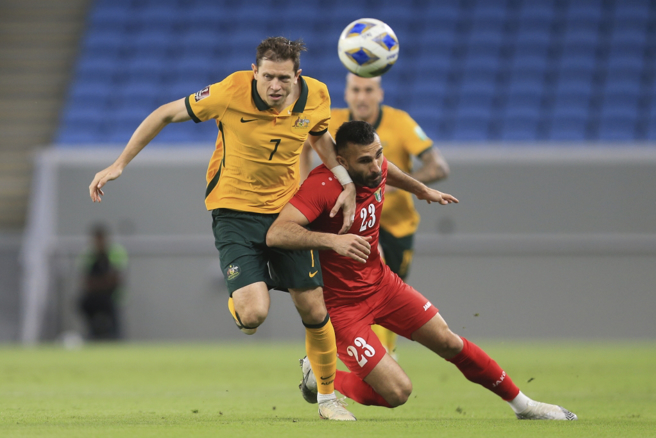澳洲国家队Alexander Goodwin(左)与对手争球。（美联社资料照）
