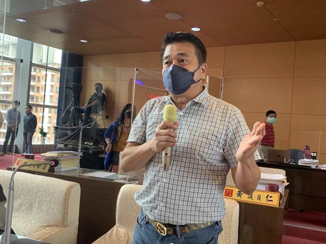 台中市議員陳廷秀提案成立「捷運藍線推動小組」，並指「現在是中央主政、顏色不一樣就有問題」，引發藍綠互嗆。(林欣儀攝)