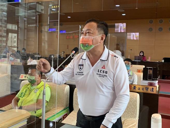 民進黨議員曾朝榮表示，中央審查委員都是客觀的審查，交通局應清楚答覆委員、釐清相關問題，而非怪中央卡地方、怪立委。(林欣儀攝)