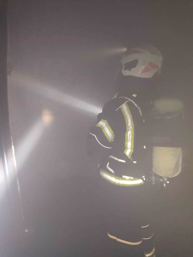 桃园市芦竹区长兴路三段229巷某纺织工厂12点10分传出火警，消防队员紧急赶抵现场抢救。（消防局提供／陈梦茹桃园传真）