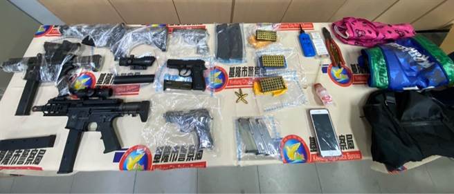 警察于郭姓男子家中查获6把改造枪枝及毒品。（基隆市警局提供／陈彩玲基隆传真）