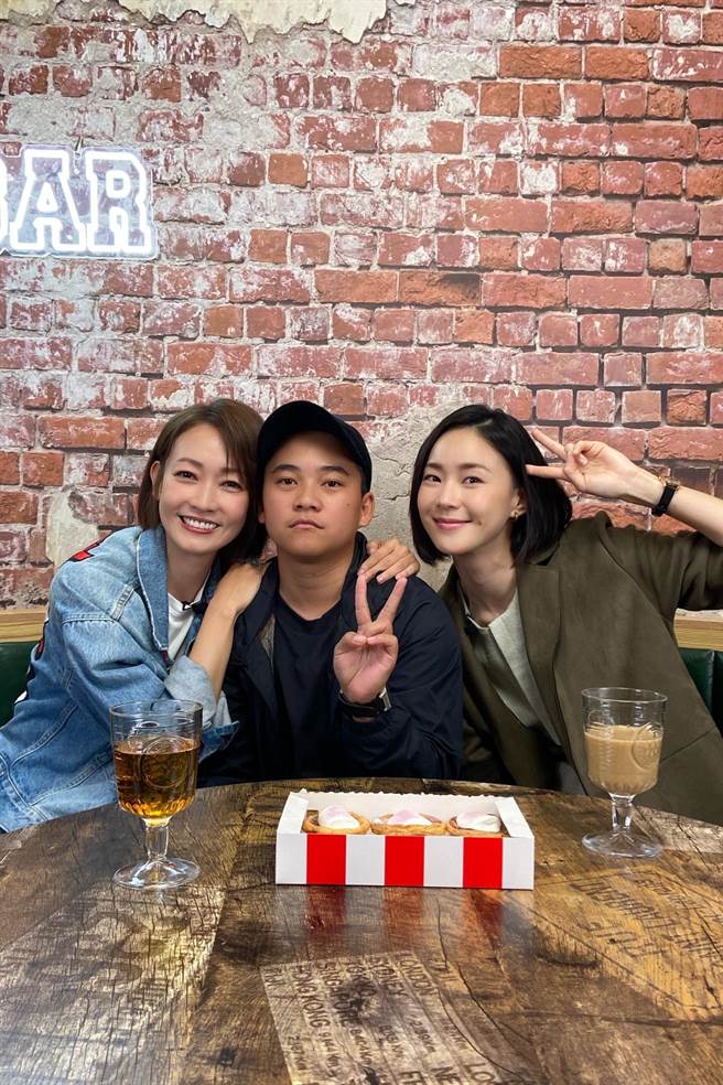 锺瑶带兰屿的朋友一起上潘慧如节目。（球状星团娱乐公司提供）