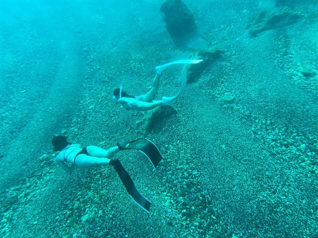 潘慧如、锺瑶之前一起去潜水。（球状星团娱乐公司提供）