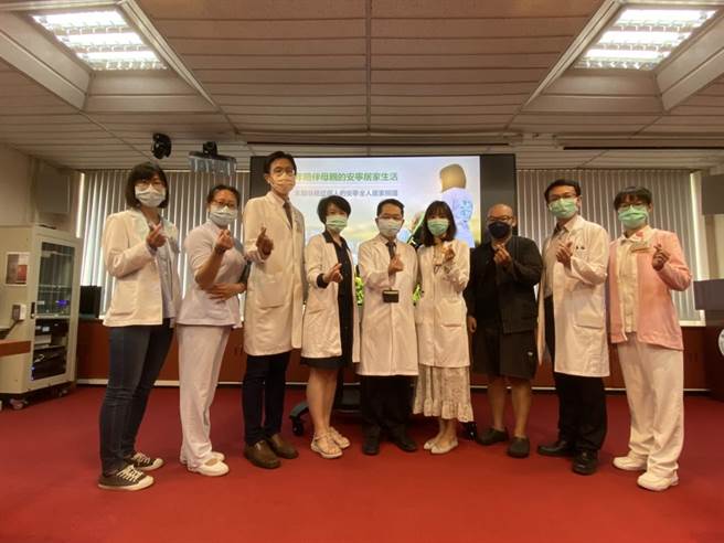 年輕的周先生（右三）在台中榮總安寧緩和醫療介入後，病重的母親和他身心都受到支持。（馮惠宜攝）