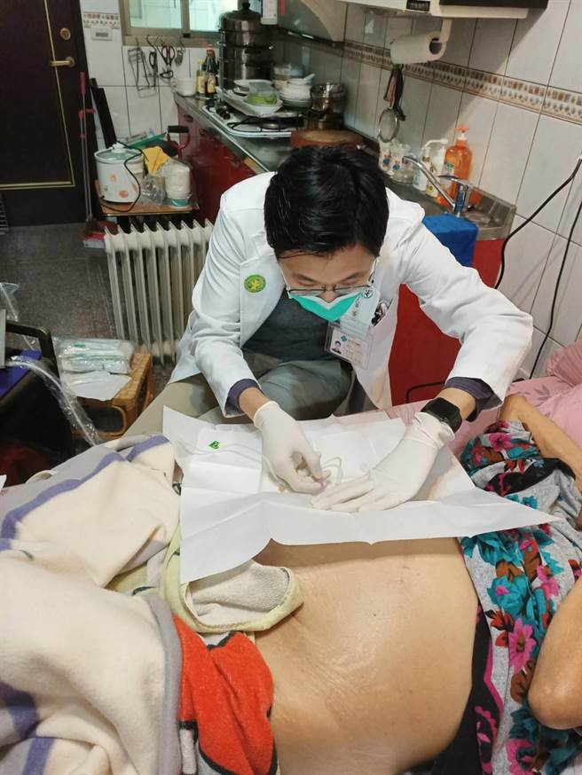 透過台中榮總安寧緩和醫療，醫療團隊定期到宅訪視，有需要時，即用攜帶手提式超音波機器在家中進行抽腹水治療。（台中榮總提供／馮惠宜台中傳真）