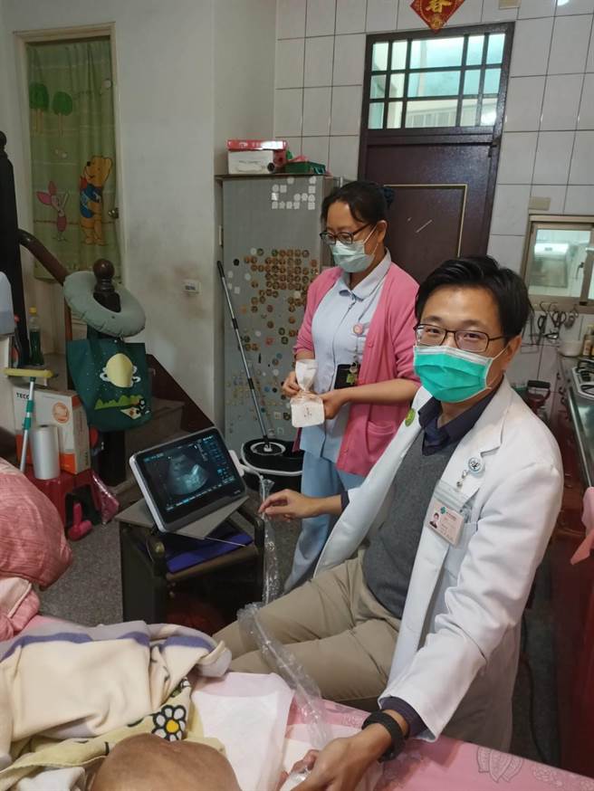 透過台中榮總安寧緩和醫療，醫療團隊定期到宅訪視，有需要時，即用攜帶手提式超音波機器在家中進行抽腹水治療。（台中榮總提供／馮惠宜台中傳真）