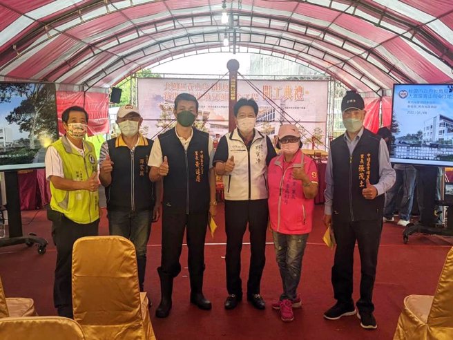 郑宝清参加公共化幼儿园 的开工典礼。(取自郑宝清脸书)