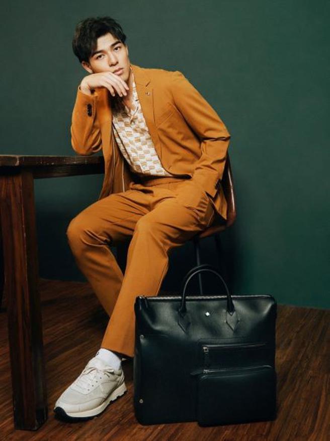 新生代男神陈昊森抢拎万宝龙大师杰作精选系列Soft皮件的主打包款，可当后背包、公事包、行李袋和手提包使用。（Montblanc提供）