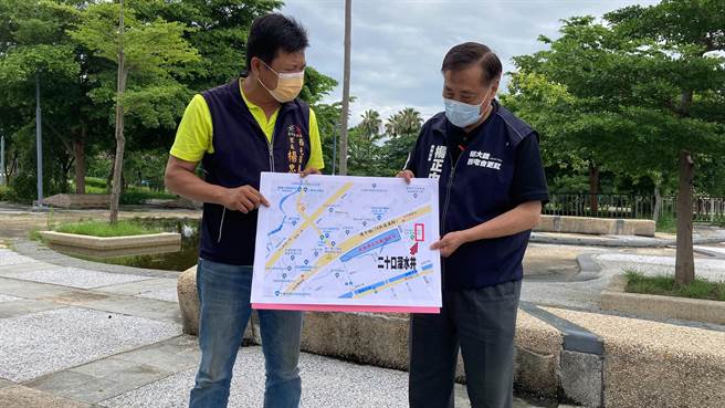 台中市议员杨正中(右)表示，中央去年在水湳开凿20处水井，近来又计画设净水厂，忧心持续抽用地下水，恐造成地层下陷。(杨正中提供／林欣仪台中传真)