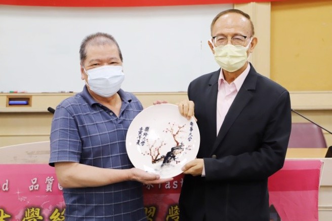 南華「樂齡大學」歡喜結業 ，班代簡寶堂(左)代表全體學員致贈紀念牌給學校，由林聰明校長(右)受贈。(照片/南華大學提供)
