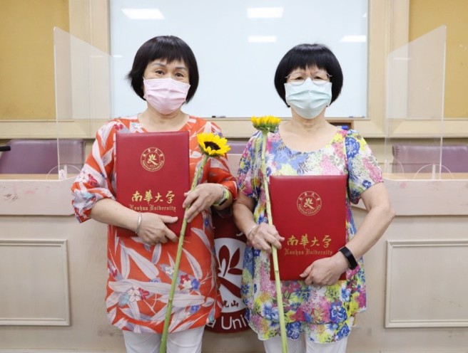 來自台南市的杜淑英(右)學員與妹妹杜幸澐(左)一起參加南華樂齡大學，認真學習風雨無阻，榮獲「全勤獎」。(照片/南華大學提供)