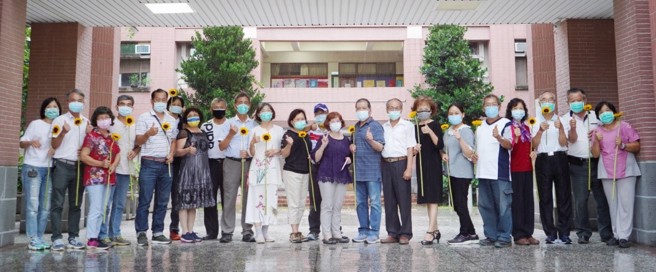 南華「樂齡大學」歡喜結業 ，共有11對夫妻檔學員相偕學習。(照片/南華大學提供)
