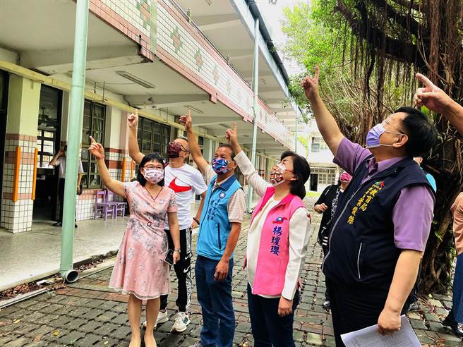 潭子国中文化楼屋顶防水层破损严重，影响建物结构及师生安全、教学品质。（陈世宗摄）