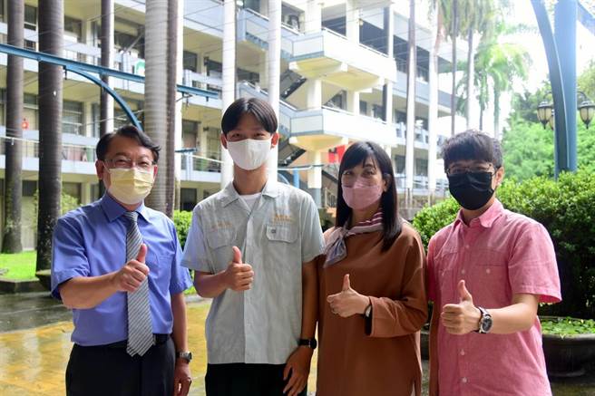 录取台大的侨泰高中学生杨哲钧(左二)与高中部主任曾思寧(右)、导师郑美蕙(右二)、校长温顺德(左)合影。(校方提供／林欣仪台中传真)