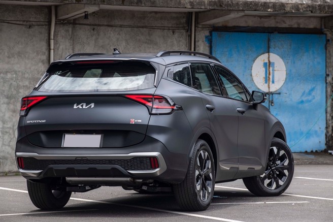 Sportage擁有厚實且充滿力量感的線條，車尾更顯動感。（陳大任攝）