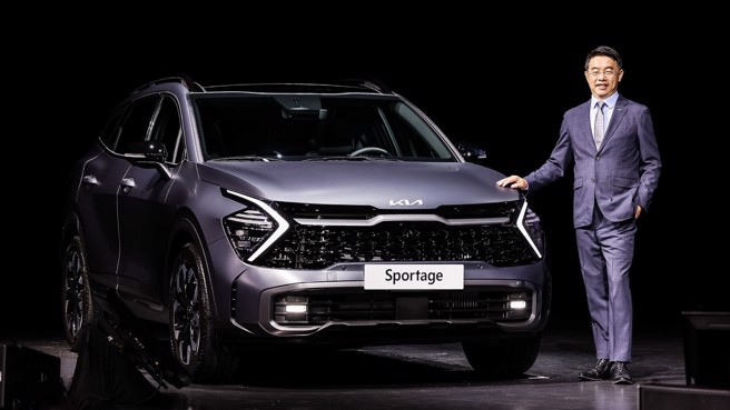 台灣森那美起亞總裁李昌益宣布全新世代的Kia Sportage售價114.9萬元起。（台灣森那美起亞提供）