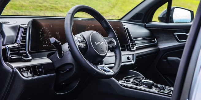 儀表控台以一體成型設計概念帶來人性化的視覺感受。（陳大任攝）