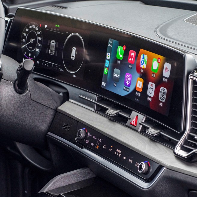 雙12.3吋全景曲面顯示螢幕與一鍵切換數位控制面板。（陳大任攝）