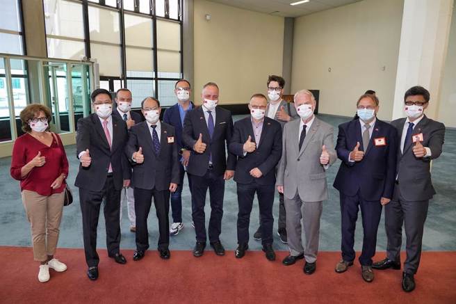 斯洛伐克团2人确诊，指挥中心证实，来台第4天PCR阴转阳。（图／外交部提供）