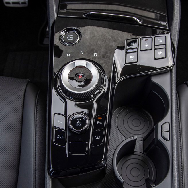 E-SHIFT電子旋鈕排檔及Drive Mode可變行車駕馭系統。（陳大任攝）