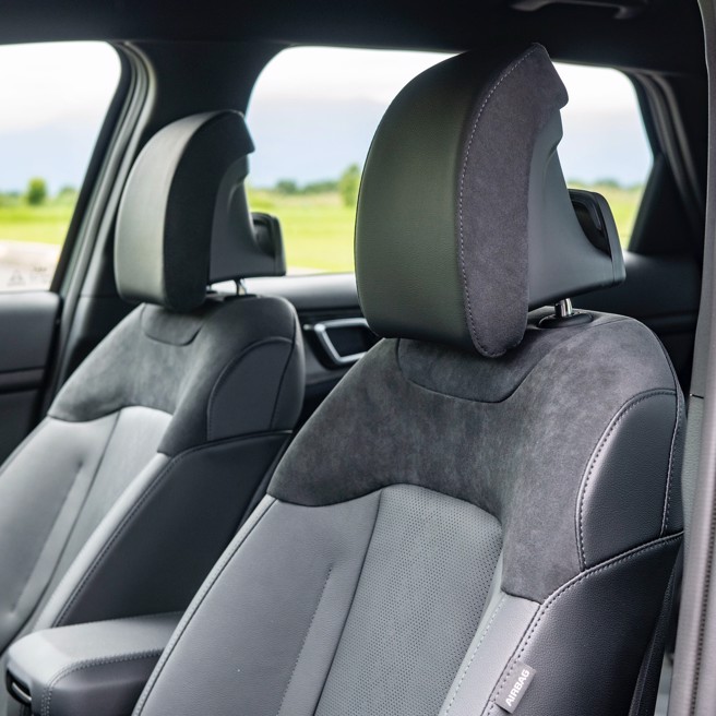 雙前座均具通風加熱功能，頭枕後方為頗富巧思的掛鉤。（陳大任攝）