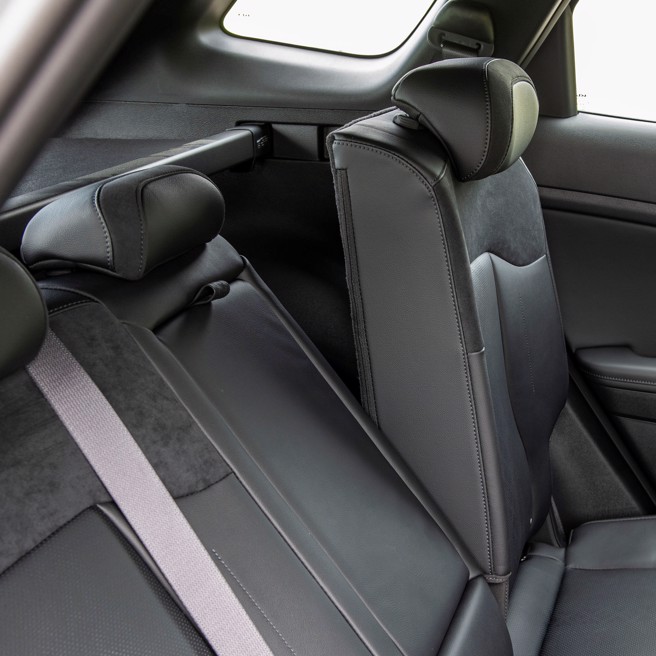 後排座椅具加熱功能，椅背還可做14段調整角度功能。（陳大任攝）