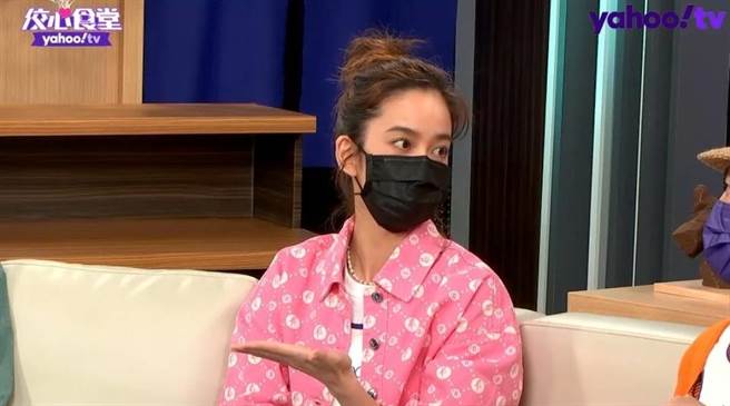 陈庭妮看到妈妈传讯爆雷，不知该不该告诉胡宇威。（Yahoo TV提供）