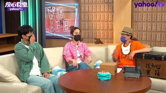 陈庭妮（中）表示因为爬山，现在双脚指甲都脱落。（Yahoo TV提供）