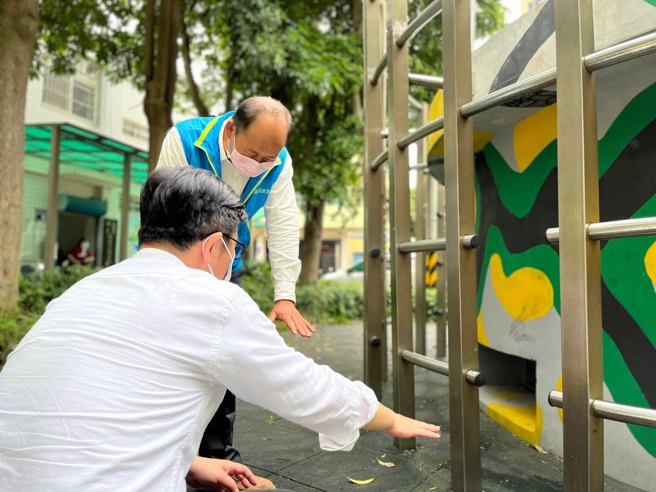 行政院顾问郑宏辉（图片前者）。（图／取自郑宏辉脸书）