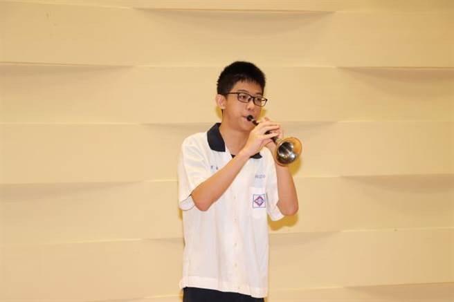 获得唢呐独奏特优第1名的公馆国中李育诚，现场表演唢吶独奏。（苗栗县政府提供／谢明俊苗栗传真）