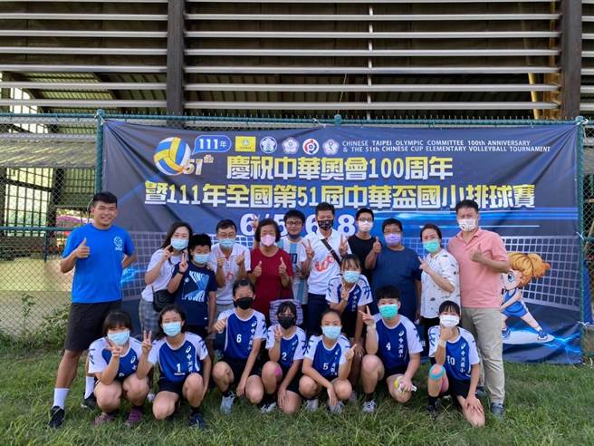 台南市學甲區中洲國小參加中華盃全國排球錦標賽6年級女童組，榮獲亞軍。（校方提供／張毓翎台南傳真）