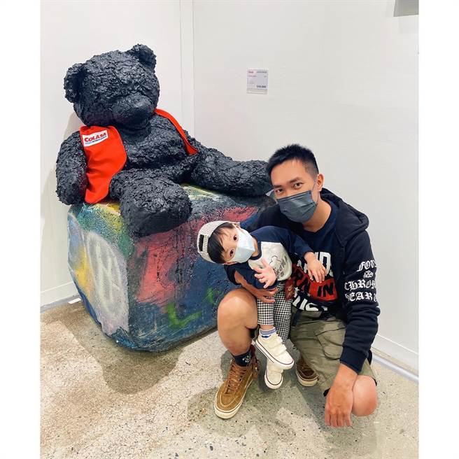 許仁杰因為防疫關係刻意和兒子保持距離，心酸地說和兒子變陌生了。（摘自許仁杰臉書）